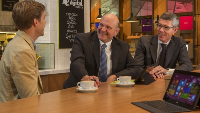 Gründerförderung bei Microsoft: Steve Ballmer (mitte) und Deutschland-Chef Christian P. Illek (rechts) mit Max von Waldenfels vom Startup MyLorry GmbH (links) in der Digital Eatery des neu eröffneten „Microsoft Berlin“.