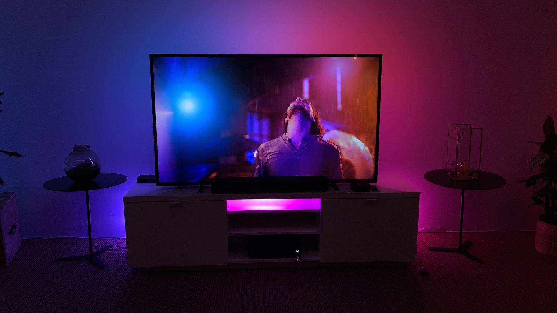 Hue Play Gradient Lightstrip: Philips' neuer LED-Strip bringt Ambilight für  Fernseher - ComputerBase