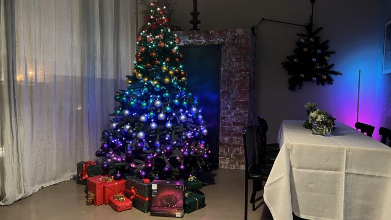 Philips Hue Festavia Lichterkette am Weihnachtsbaum