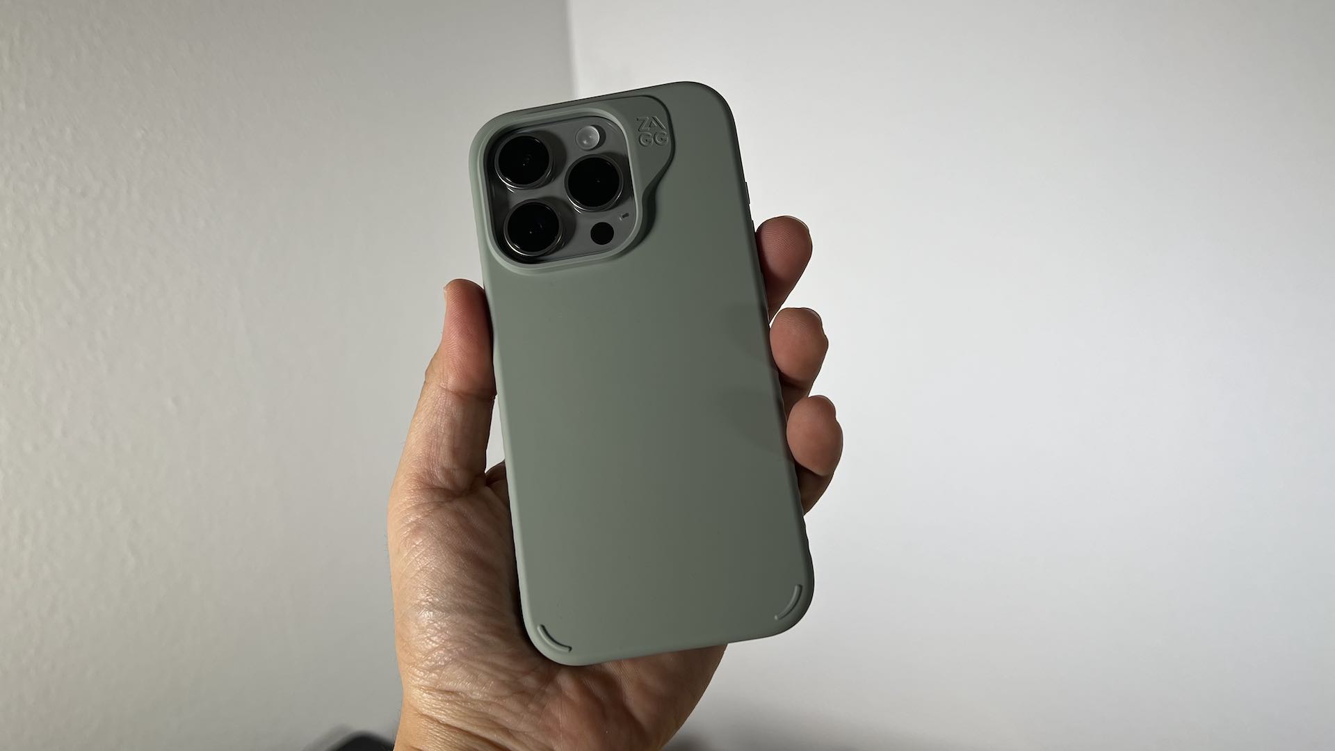 ZAGG Manhattan Snap Apple iPhone 15 Pro in Hand